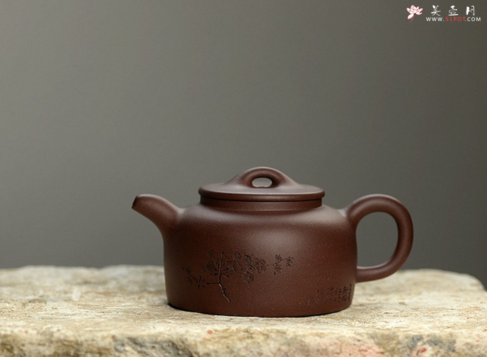紫砂壶图片：徐亚春年终之作 全手平盖莲子 传统实用器形 陆逸舟刻梅~ - 宜兴紫砂壶网