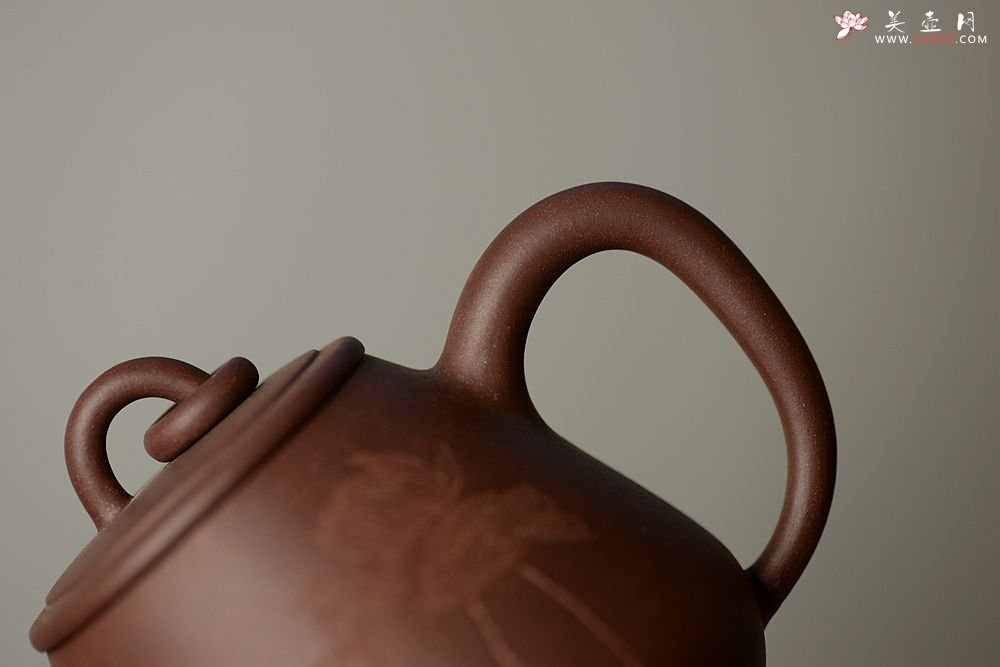 紫砂壶图片：高路刻绘 冬日普洱利器~ 全手漱玉 高温紫泥 高俊挺拔 - 宜兴紫砂壶网
