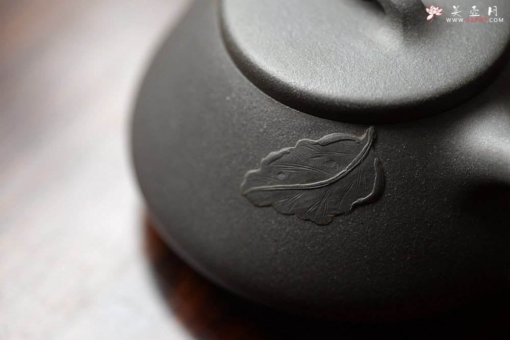 紫砂壶图片：周斌新作 知秋精炼刀法 蕉阴浓处烹新茶 全手大口石瓢 - 宜兴紫砂壶网
