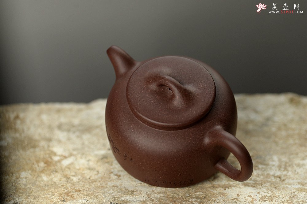 紫砂壶图片：徐亚春年终之作 全手平盖莲子 传统实用器形 陆逸舟刻梅~ - 宜兴紫砂壶网