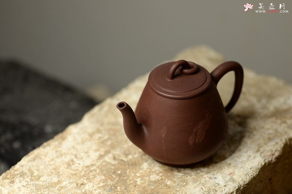 紫砂壶图片：高路刻绘 冬日普洱利器~ 全手漱玉 高温紫泥 高俊挺拔 - 宜兴紫砂壶网