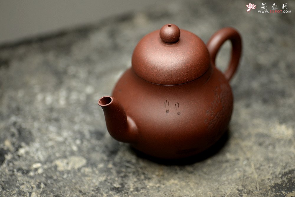 紫砂壶图片：文雅十足 李彦雄精心装饰 传统经典  全手老味思亭 - 宜兴紫砂壶网