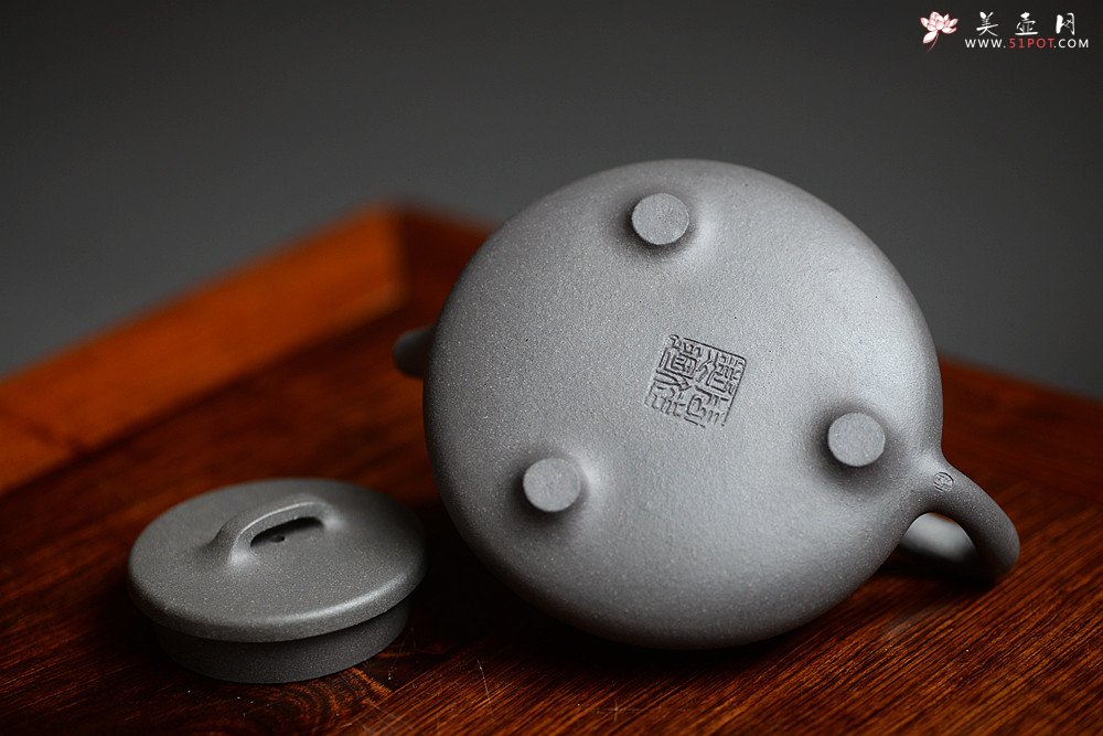 紫砂壶图片：周斌新作 知秋精炼刀法 蕉阴浓处烹新茶 全手大口石瓢 - 宜兴紫砂壶网