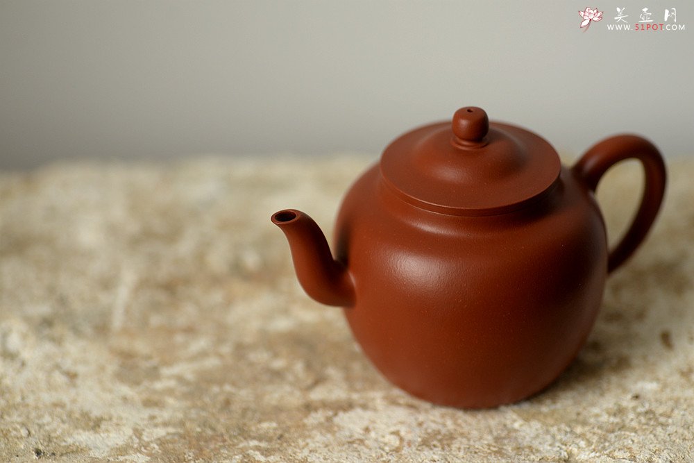 紫砂壶图片：曲峰精工力作 线条流畅  娇艳可人 朱泥笠帽 - 宜兴紫砂壶网