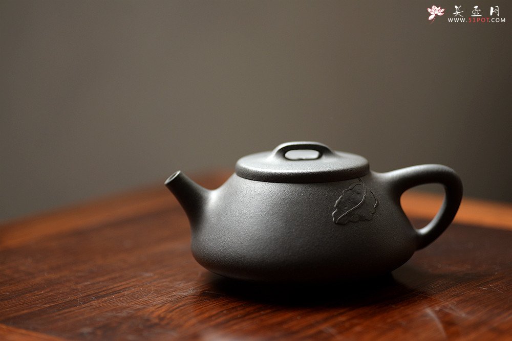 紫砂壶图片：周斌新作 知秋精炼刀法 蕉阴浓处烹新茶 全手大口石瓢 - 宜兴紫砂壶网