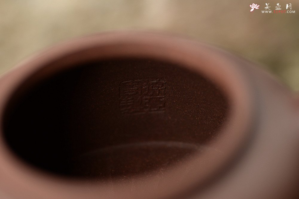 紫砂壶图片：徐亚春年终之作 全手平盖莲子 传统实用器形 陆逸舟刻梅~ - 宜兴紫砂壶网