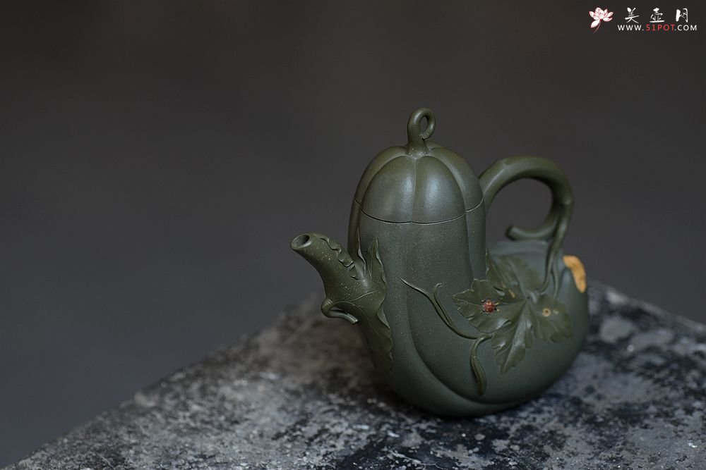 紫砂壶图片：田园之乐~写生造型 涌动的气韵 丝瓜 孙伟强张新亚合作原创作品 - 宜兴紫砂壶网