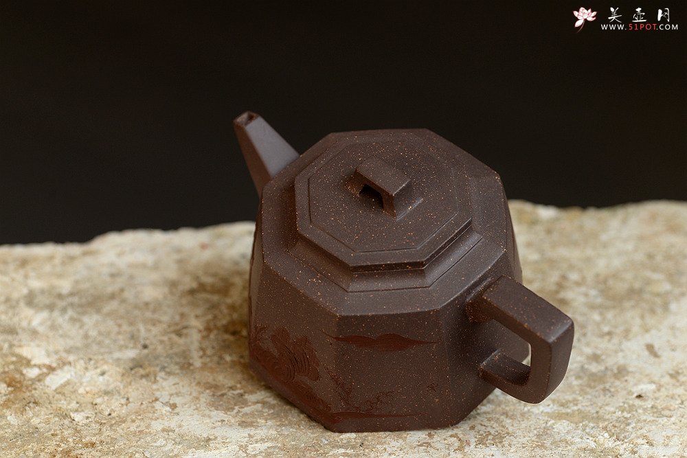 紫砂壶图片：泥绘通景山水 工整挺拔 全手高八方  - 宜兴紫砂壶网