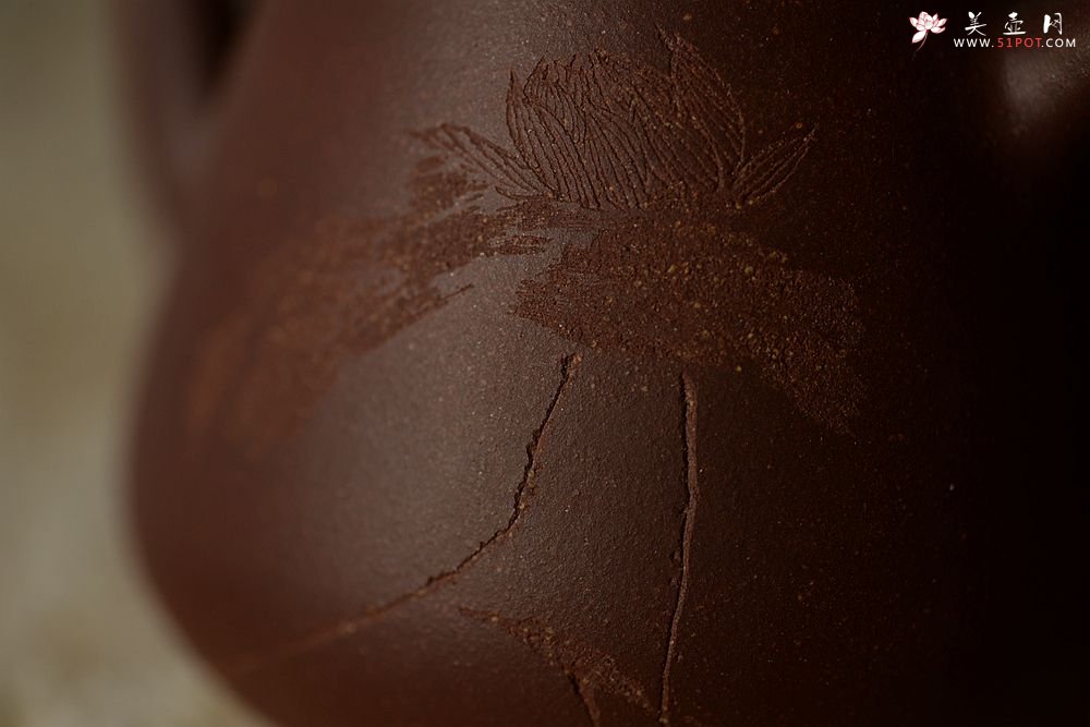 紫砂壶图片：高路刻绘 冬日普洱利器~ 全手漱玉 高温紫泥 高俊挺拔 - 宜兴紫砂壶网