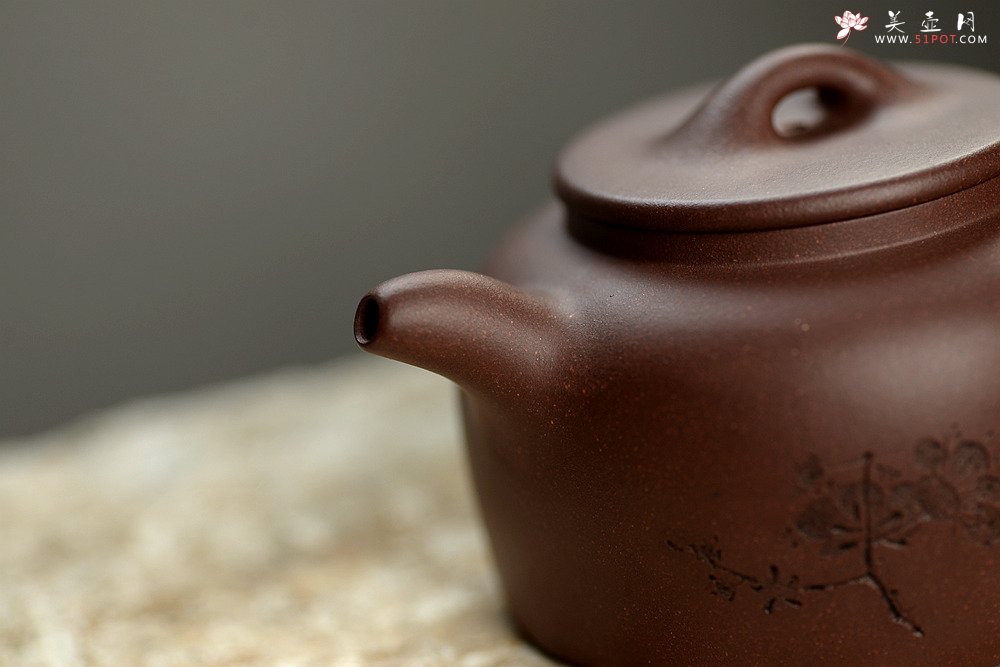 紫砂壶图片：徐亚春年终之作 全手平盖莲子 传统实用器形 陆逸舟刻梅~ - 宜兴紫砂壶网