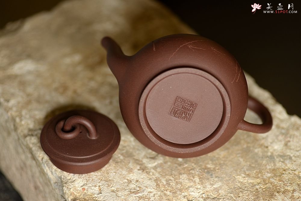 紫砂壶图片：高路刻绘 冬日普洱利器~ 全手漱玉 高温紫泥 高俊挺拔 - 宜兴紫砂壶网