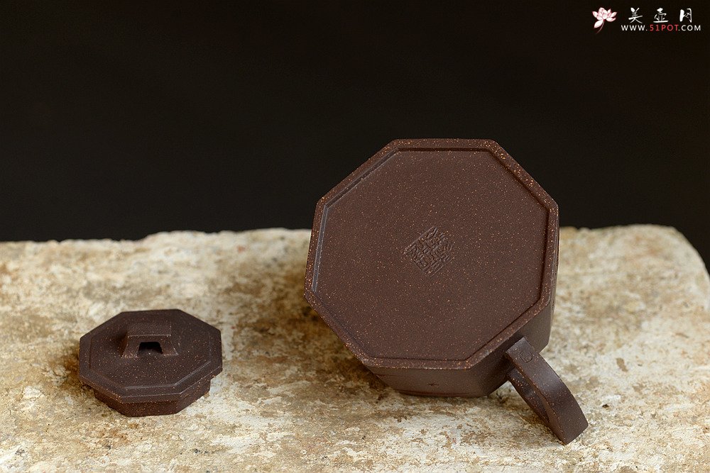 紫砂壶图片：泥绘通景山水 工整挺拔 全手高八方  - 宜兴紫砂壶网