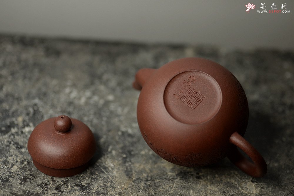 紫砂壶图片：文雅十足 李彦雄精心装饰 传统经典  全手老味思亭 - 宜兴紫砂壶网