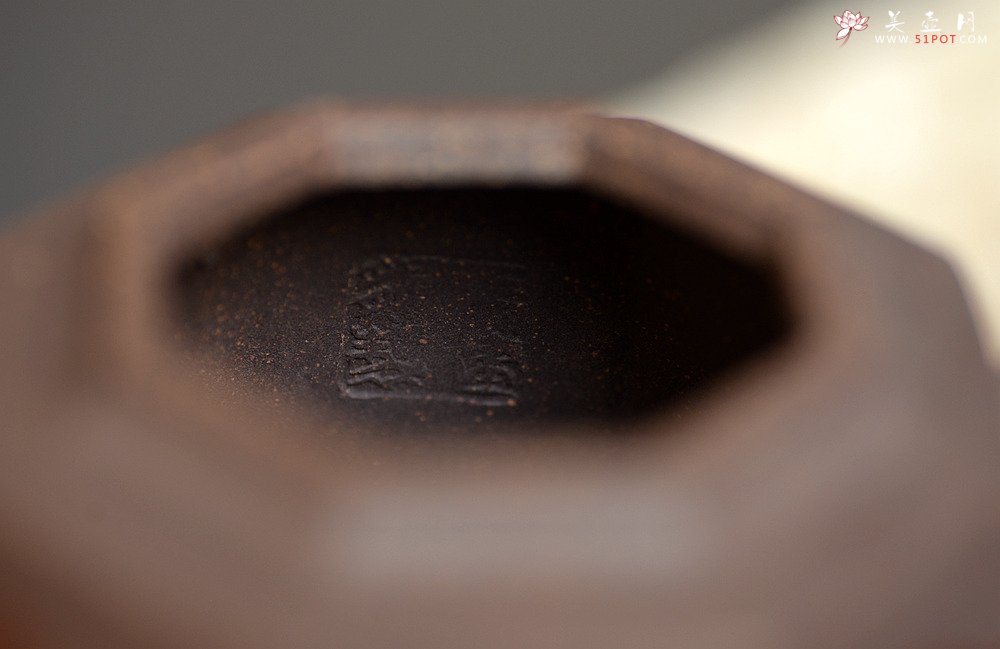 紫砂壶图片：泥绘通景山水 工整挺拔 全手高八方  - 宜兴紫砂壶网