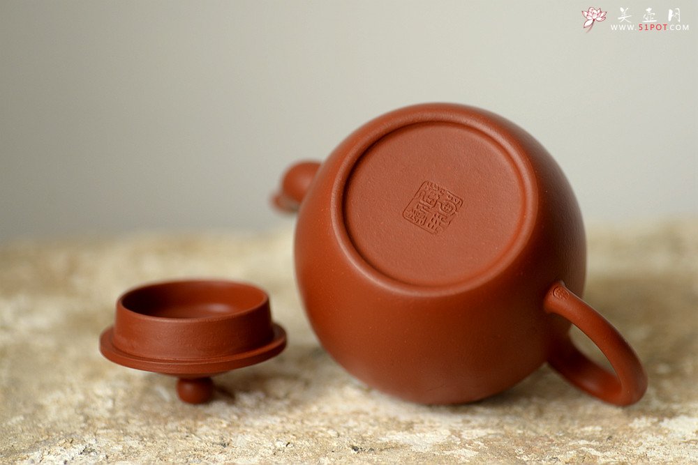 紫砂壶图片：曲峰精工力作 线条流畅  娇艳可人 朱泥笠帽 - 宜兴紫砂壶网