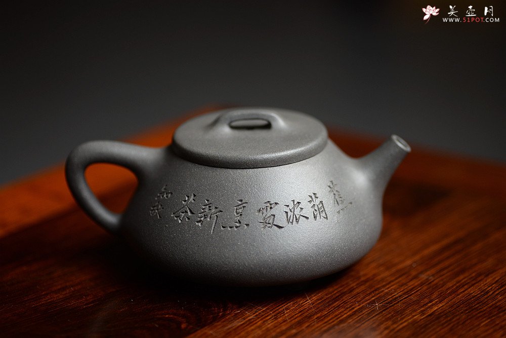 紫砂壶图片：周斌新作 知秋精炼刀法 蕉阴浓处烹新茶 全手大口石瓢 - 宜兴紫砂壶网