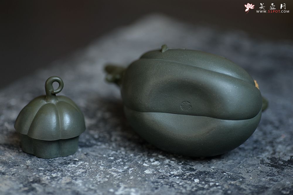 紫砂壶图片：田园之乐~写生造型 涌动的气韵 丝瓜 孙伟强张新亚合作原创作品 - 宜兴紫砂壶网