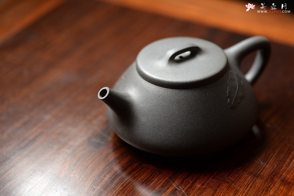 紫砂壶图片：周斌新作 知秋精炼刀法 蕉阴浓处烹新茶 全手大口石瓢 - 宜兴紫砂壶网