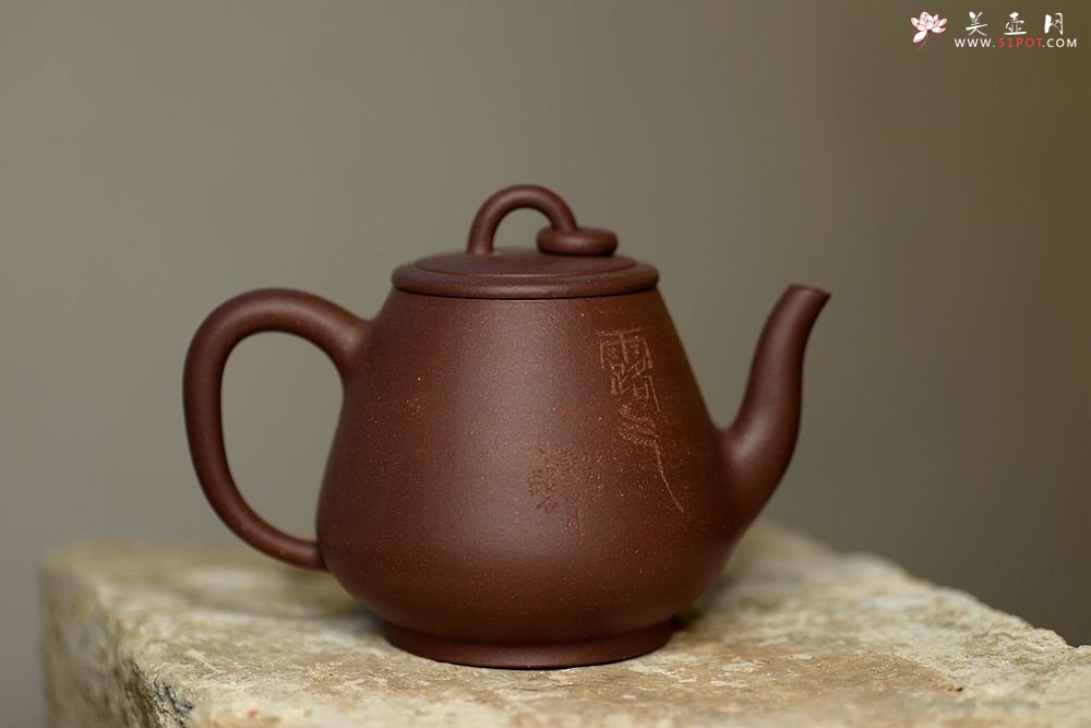 紫砂壶图片：高路刻绘 冬日普洱利器~ 全手漱玉 高温紫泥 高俊挺拔 - 宜兴紫砂壶网