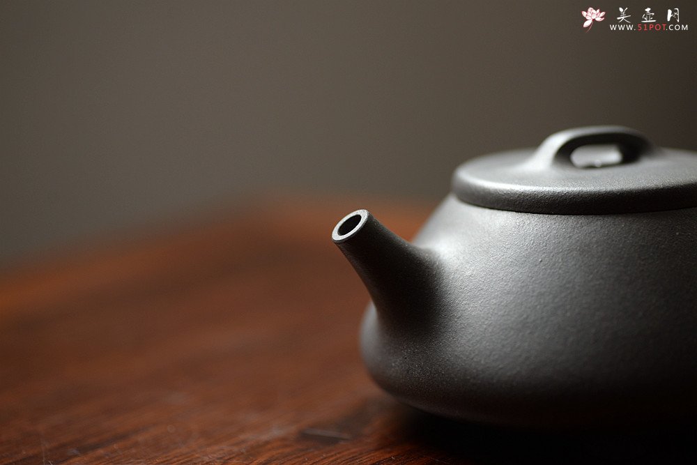 紫砂壶图片：周斌新作 知秋精炼刀法 蕉阴浓处烹新茶 全手大口石瓢 - 宜兴紫砂壶网