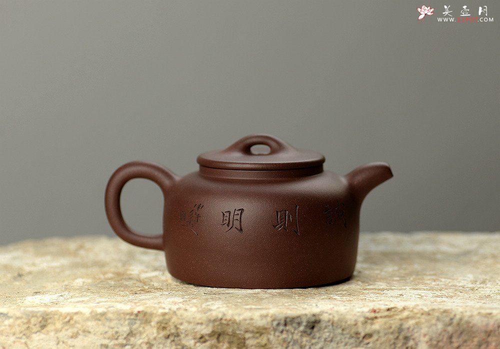 紫砂壶图片：徐亚春年终之作 全手平盖莲子 传统实用器形 陆逸舟刻梅~ - 宜兴紫砂壶网