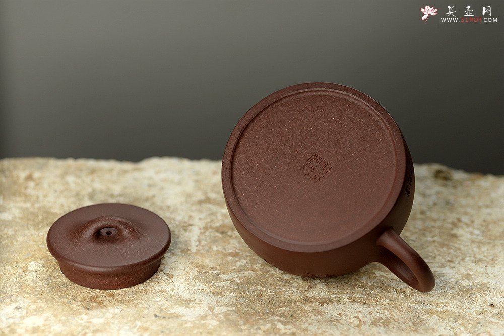 紫砂壶图片：徐亚春年终之作 全手平盖莲子 传统实用器形 陆逸舟刻梅~ - 宜兴紫砂壶网