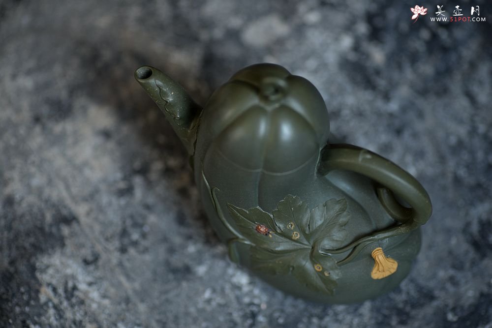 紫砂壶图片：田园之乐~写生造型 涌动的气韵 丝瓜 孙伟强张新亚合作原创作品 - 宜兴紫砂壶网