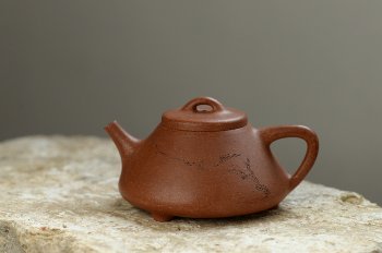 紫砂壶图片：优质降坡泥 文气全手石瓢 骨肉均挺之精品   - 宜兴紫砂壶网