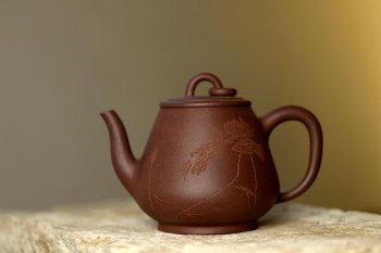 紫砂壶图片：高路刻绘 冬日普洱利器~ 全手漱玉 高温紫泥 高俊挺拔 - 宜兴紫砂壶网