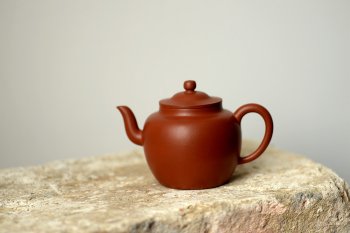 紫砂壶图片：曲峰精工力作 线条流畅  娇艳可人 朱泥笠帽 - 宜兴紫砂壶网