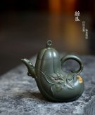 紫砂壶图片：田园之乐~写生造型 涌动的气韵 丝瓜 孙伟强张新亚合作原创作品 - 宜兴紫砂壶网