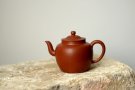紫砂壶图片：曲峰精工力作 线条流畅  娇艳可人 朱泥笠帽 - 宜兴紫砂壶网