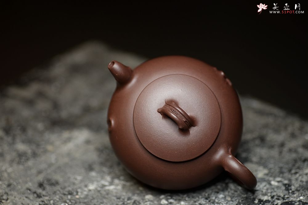 紫砂壶图片：高雪琴新作 线条流畅 端庄秀美 新意花器 全手冬韵 - 宜兴紫砂壶网