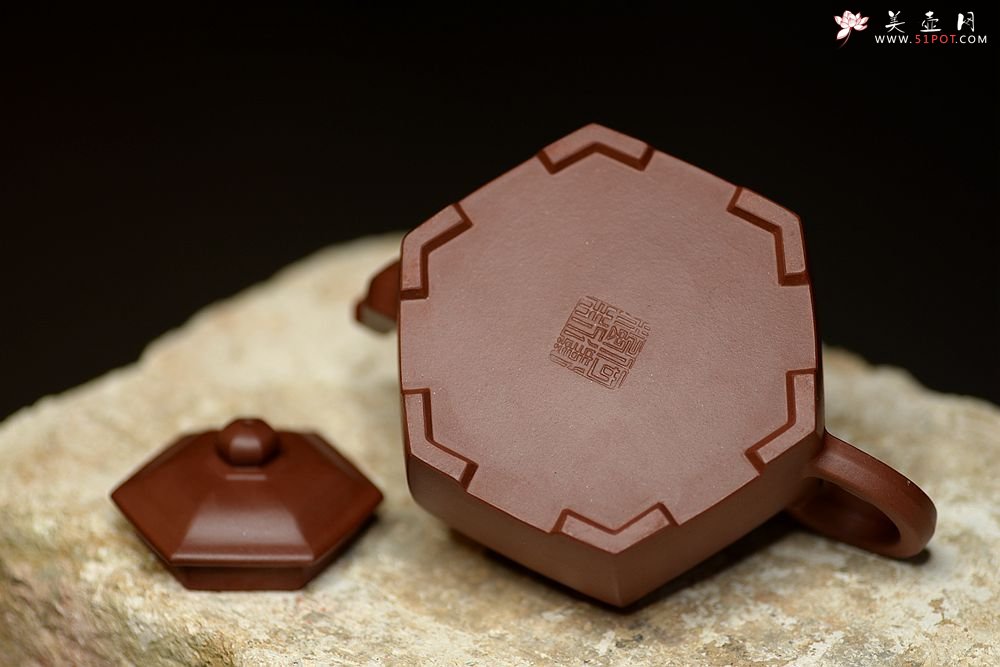 紫砂壶图片：稳重与实用的叠加 全手镶片 源泉六方 线面挺括 - 宜兴紫砂壶网