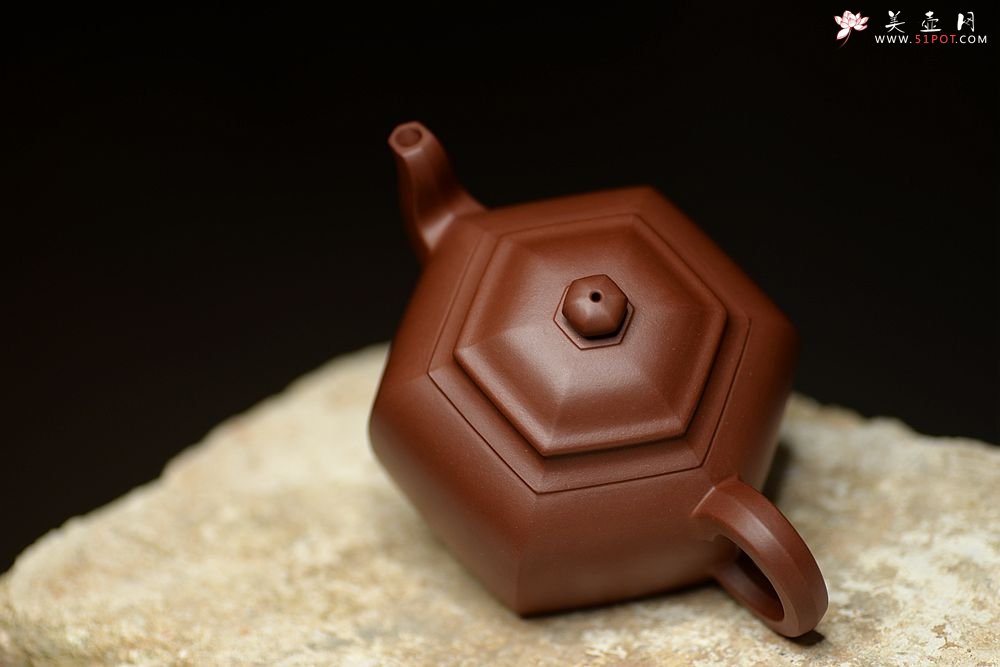 紫砂壶图片：稳重与实用的叠加 全手镶片 源泉六方 线面挺括 - 宜兴紫砂壶网