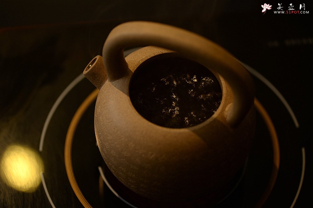 紫砂壶图片：雅致文气 泓渝山房全手心经提梁巨轮 可以烧水的巨轮o(∩_∩)o  - 宜兴紫砂壶网