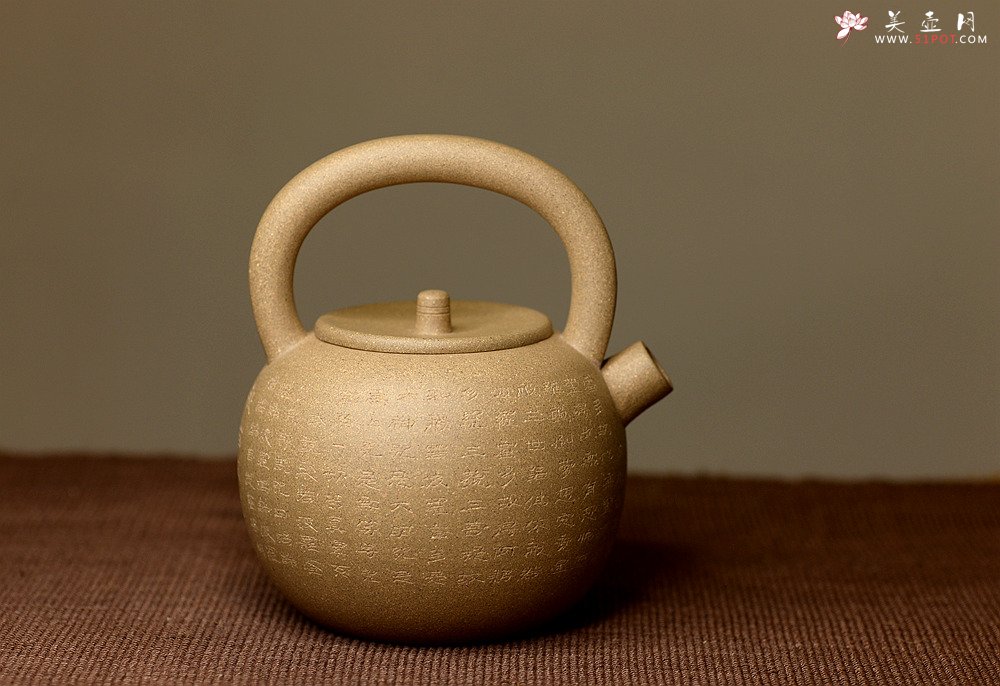 紫砂壶图片：雅致文气 泓渝山房全手心经提梁巨轮 可以烧水的巨轮o(∩_∩)o  - 宜兴紫砂壶网