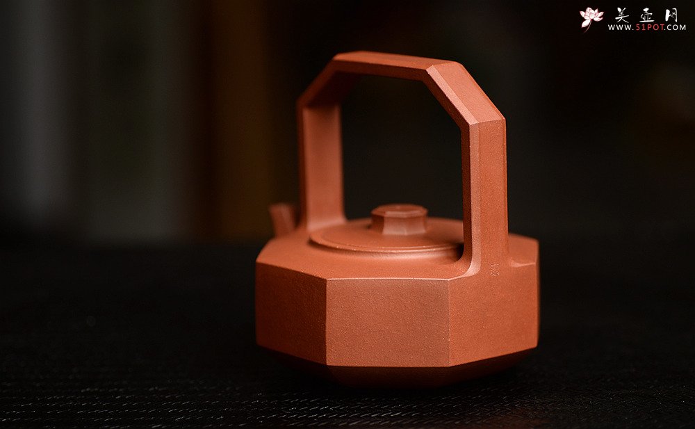 紫砂壶图片：顾文君实力代表作 线面挺括  黄龙源青水泥 全手八方钻石提梁 - 宜兴紫砂壶网