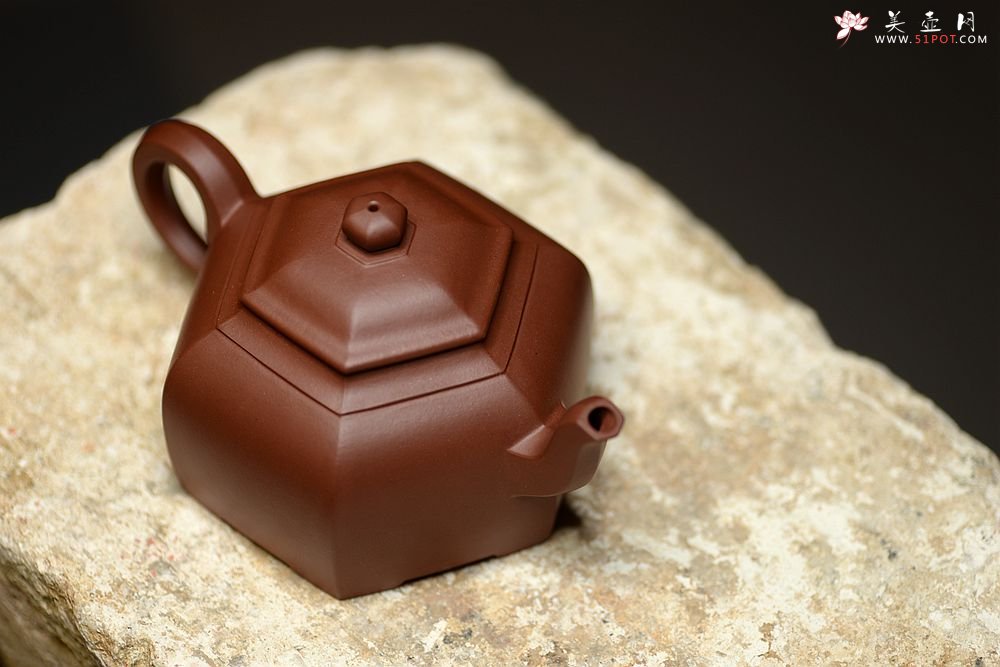紫砂壶图片：稳重与实用的叠加 全手镶片 源泉六方 线面挺括 - 宜兴紫砂壶网