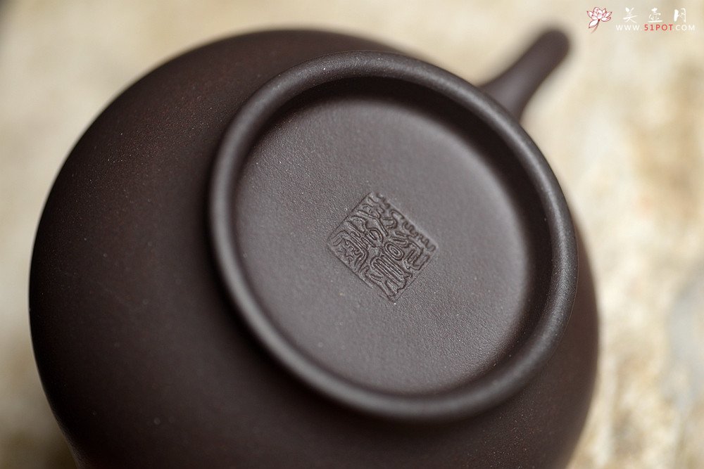 紫砂壶图片：邵春良甲午年全手新作 厚重大气 古朴典雅 大亨掇只 光素经典传奇 - 宜兴紫砂壶网