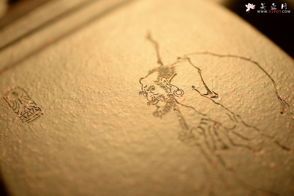 紫砂壶图片：顾文君、黄玲玲合作 高俊古朴 黑料浑厚  全手大汉方 - 宜兴紫砂壶网