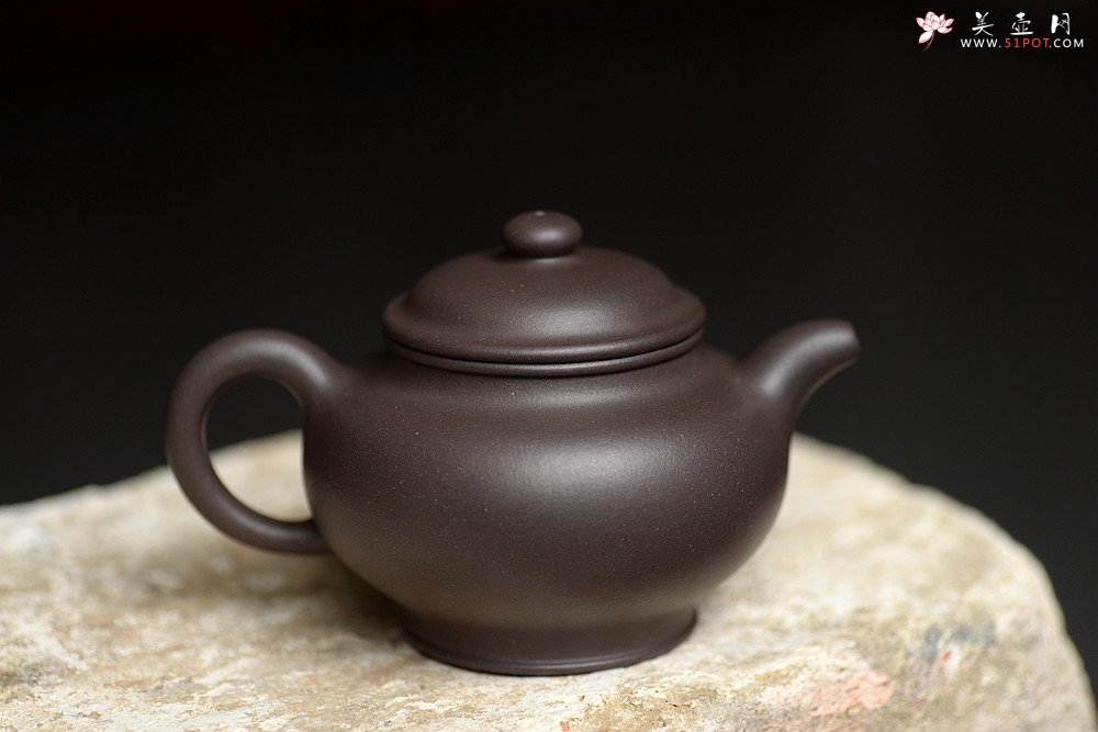紫砂壶图片：邵春良甲午年全手新作 厚重大气 古朴典雅 大亨掇只 光素经典传奇 - 宜兴紫砂壶网