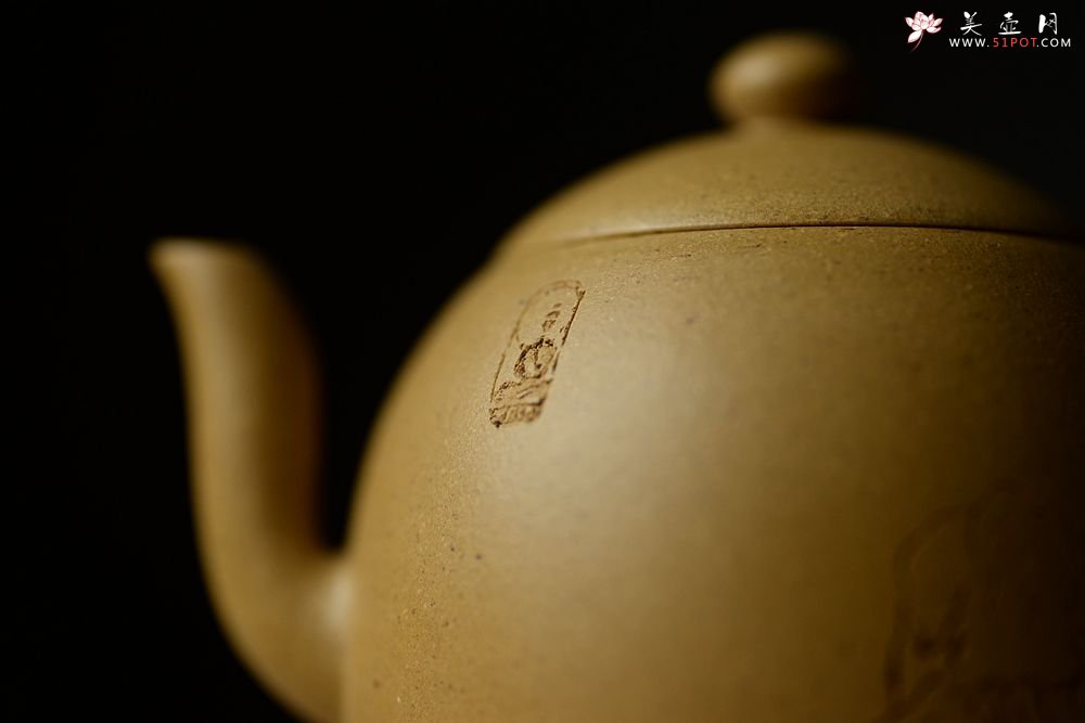 紫砂壶图片：器小大度 美人雅致小壶 天心明月 高工葛明仙爱女黄玲玲装饰 - 宜兴紫砂壶网