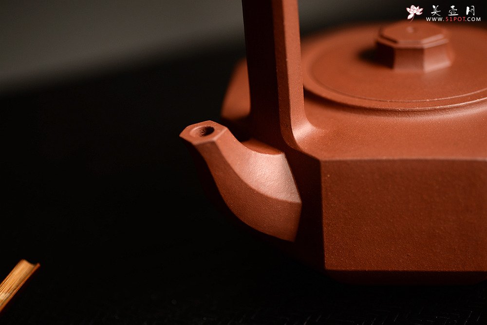 紫砂壶图片：顾文君实力代表作 线面挺括  黄龙源青水泥 全手八方钻石提梁 - 宜兴紫砂壶网