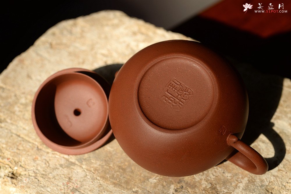 紫砂壶图片：徐家风格 敦厚圆润 全手矮莲子 传统实用 薄意装饰相得益彰 - 宜兴紫砂壶网