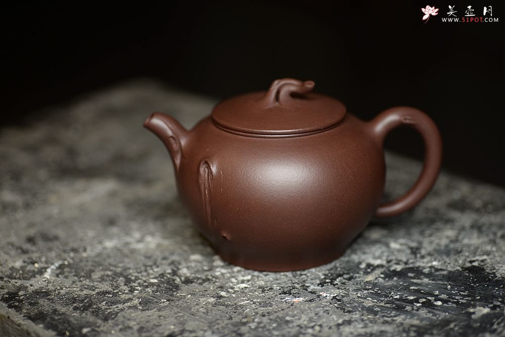 紫砂壶图片：高雪琴新作 线条流畅 端庄秀美 新意花器 全手冬韵 - 宜兴紫砂壶网