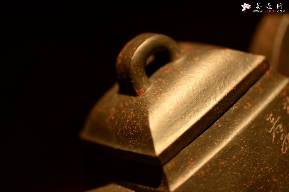 紫砂壶图片：顾文君、黄玲玲合作 高俊古朴 黑料浑厚  全手大汉方 - 宜兴紫砂壶网