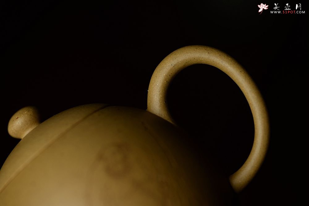 紫砂壶图片：器小大度 美人雅致小壶 天心明月 高工葛明仙爱女黄玲玲装饰 - 宜兴紫砂壶网