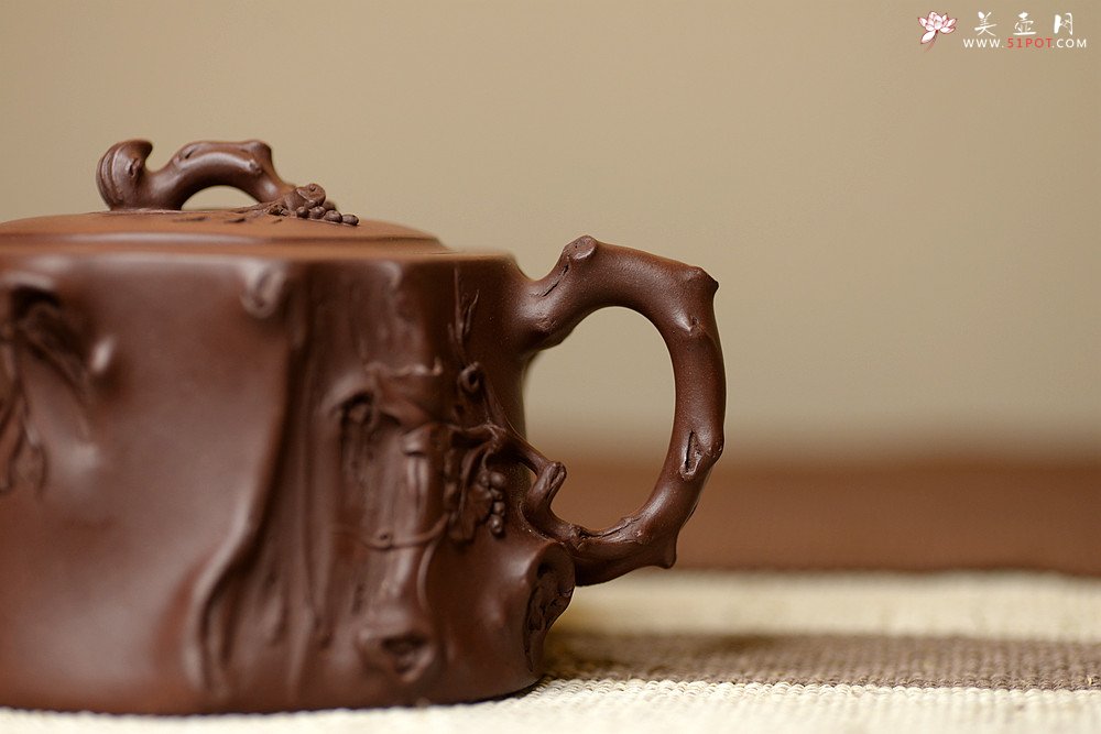 紫砂壶图片：花货奇才顾正芳近作 刚正挺拔  全手精品葡萄桩 - 宜兴紫砂壶网