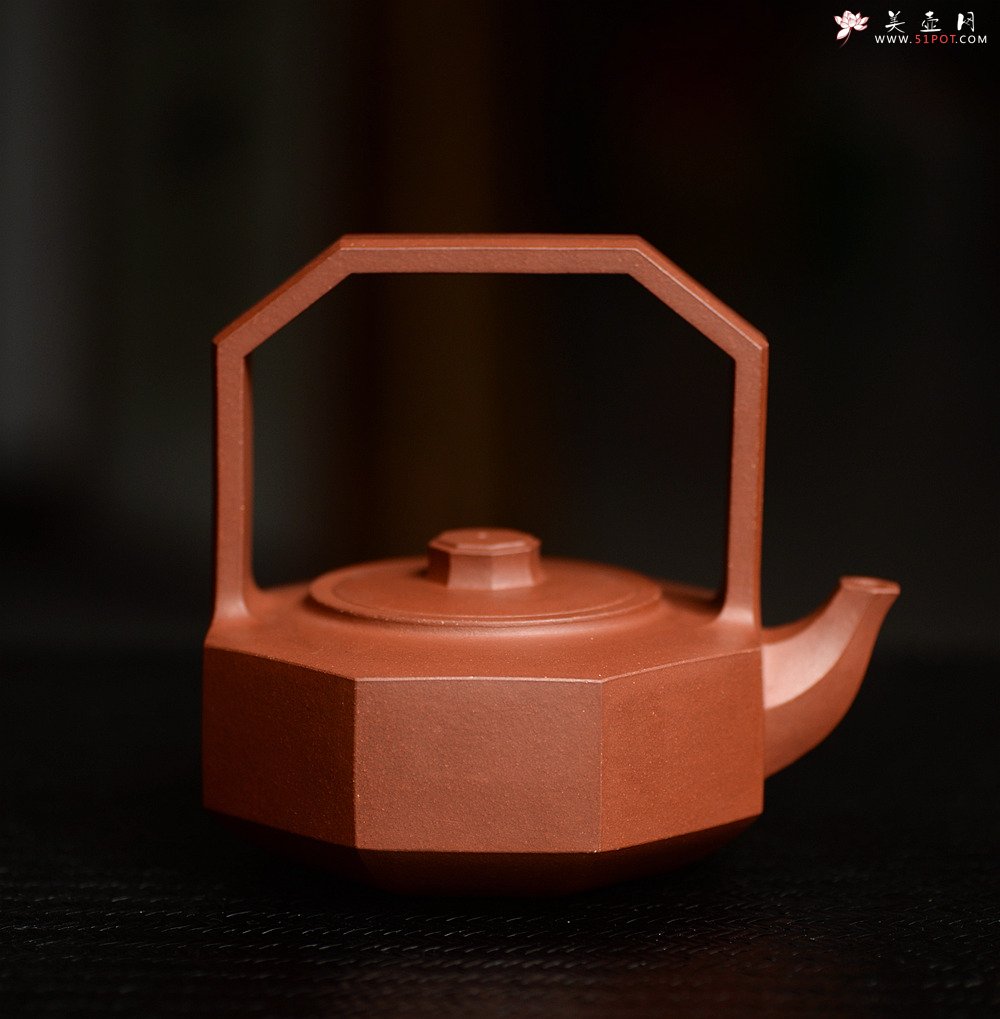 紫砂壶图片：顾文君实力代表作 线面挺括  黄龙源青水泥 全手八方钻石提梁 - 宜兴紫砂壶网